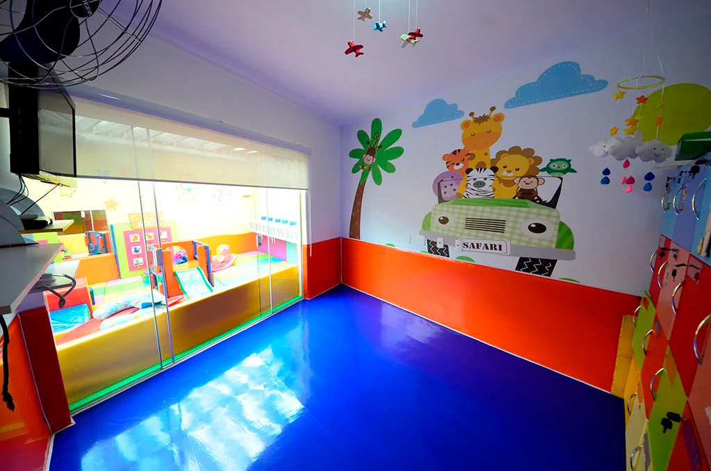 Sala lúdica com murais