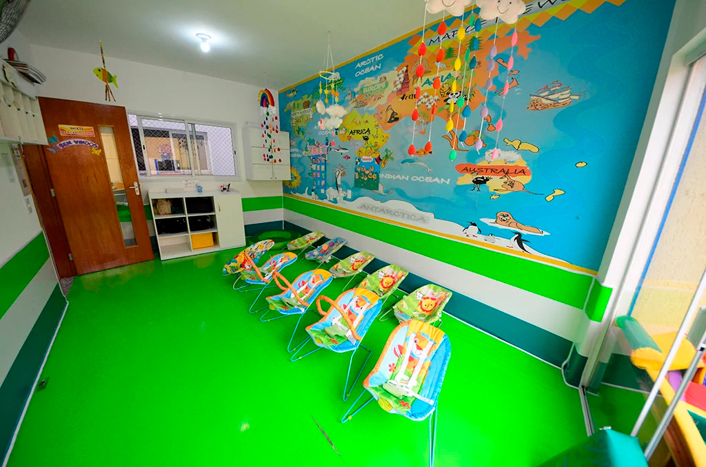 Sala com mapa-múndi colorido pintado na parede